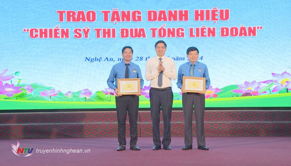 Phó Bí thư Tỉnh uỷ Hoàng Nghĩa Hiếu Đồng chí Hoàng Nghĩa Hiếu trao tặng danh hiệu Chiến sĩ thi đua Tổng Liên đoàn.