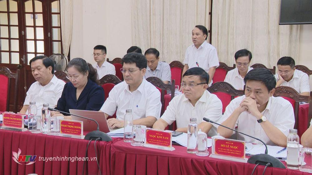 Các đồng chí trong Ban Chấp hành Đảng bộ tỉnh khóa XIX dự hội nghị lần thứ 18. 