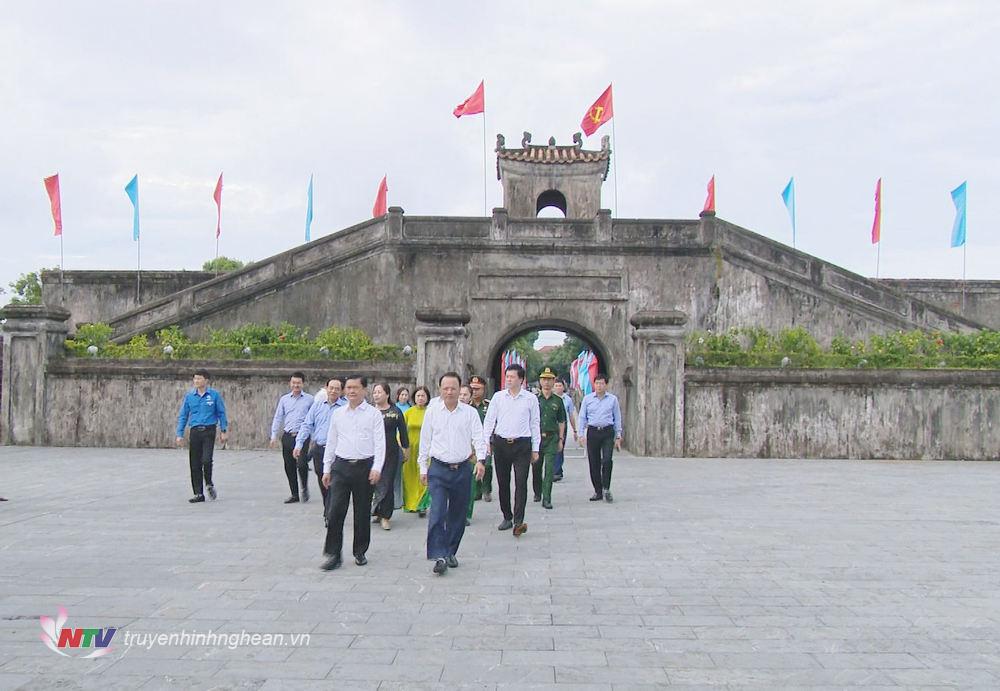 Lãnh đạo tỉnh Nghệ An tới dâng hương, dâng hoa tại Thành cổ Quảng Trị.