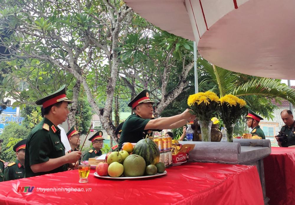 Đoàn cán bộ, giảng viên, học viên lớp bồi dưỡng kiến thức quốc phòng – an ninh khóa 96, Học viện Quốc phòng dâng hoa, dâng hương tại Đài tưởng niệm các anh hùng liệt sỹ huyện Tương Dương.