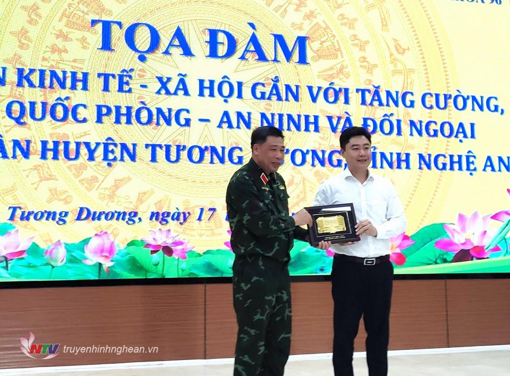 Thượng Tướng Trần Việt Khoa, Ủy viên Trung ương Đảng, Ủy viên Quân ủy Trung ương, Giám đốc học viện Quốc Phòng trao món quà lưu niệm đến lãnh đạo huyện Tương Dương.