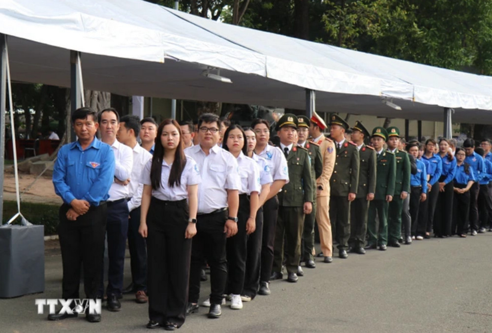 Đại diện các cơ quan đoàn thể vào viếng Tổng Bí thư Nguyễn Phú Trọng tại Hội trường Thống Nhất, Thành phố Hồ Chí Minh. (Ảnh: Thu Hương/TTXVN)