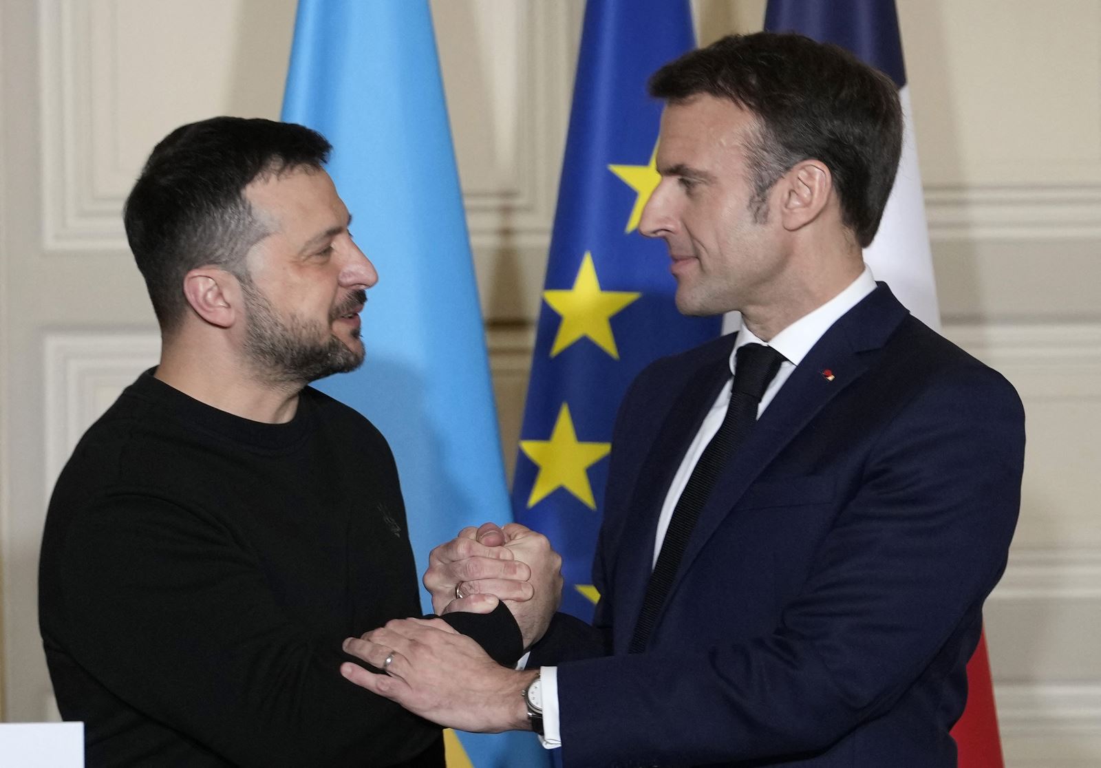 Tổng thống Pháp Emmanuel Macron (phải) và Tổng thống Ukraine Volodymyr Zelensky tại cuộc họp báo chung ở Paris ngày 16/2/2024.
