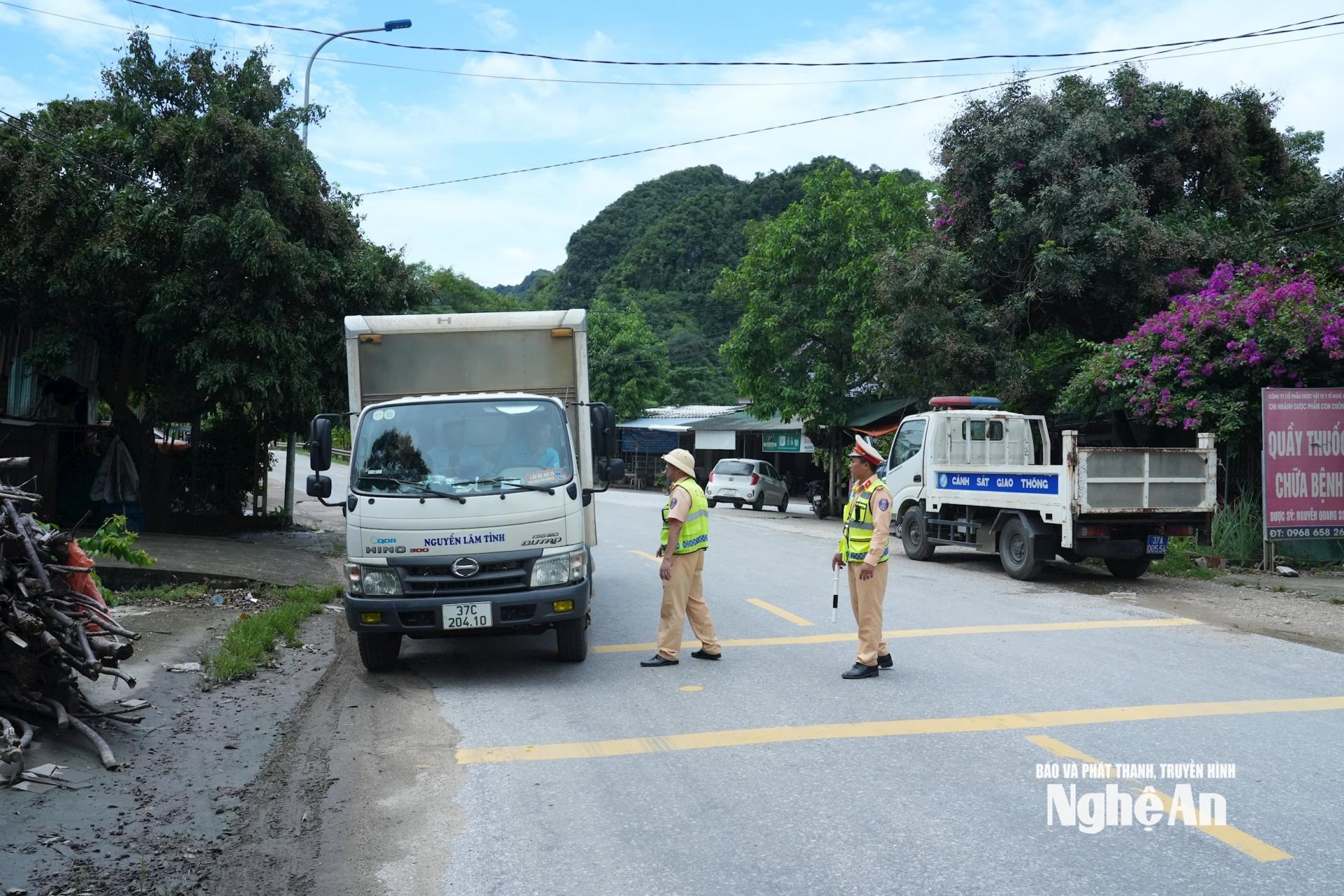 Phòng chống tai nạn rủi ro có thể xảy ra, từ 3 giờ sáng 23/7, lực lượng Cảnh sát giao thông đã triển khai lập chốt để ngăn chặn xe đi qua điểm bị ngập. Ảnh: Thành Chung