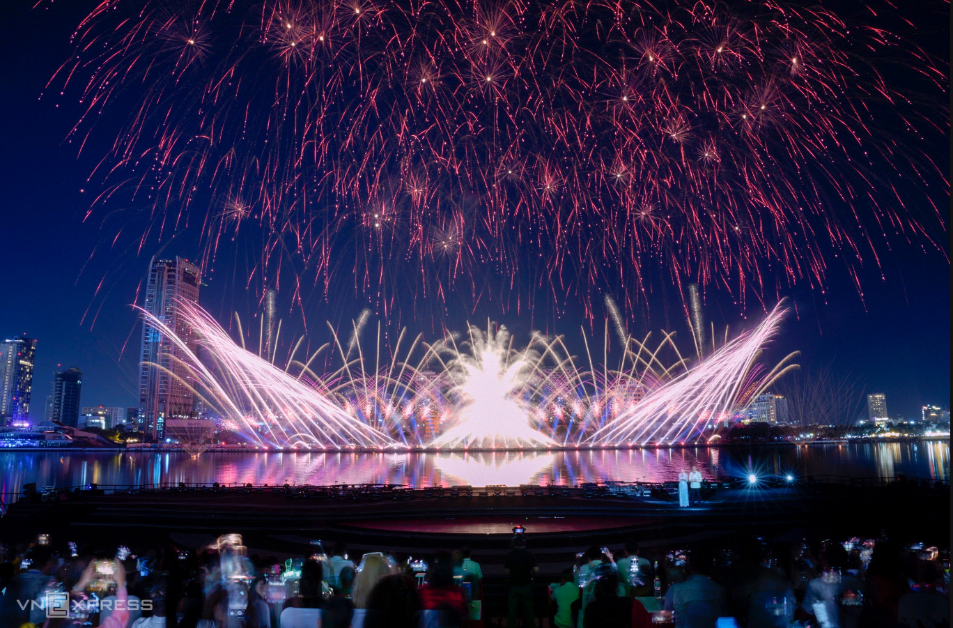 Từ khán đài chính, khán giả có thể quan sát rõ cách đội kết hợp pháo tầng thấp với nhiều hình thức chuyển động đa dạng, bên trên là loạt pháo tầm cao tạo hình rơi, giúp phần trình diễn có chiều sâu và nhịp điệu rõ nét. 