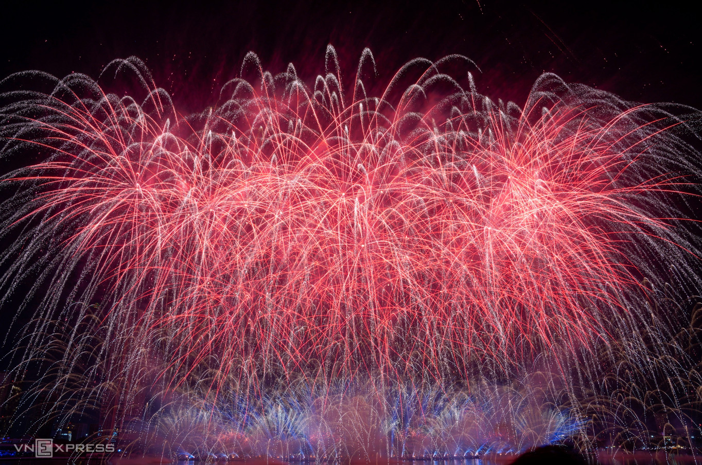 Liền sau đó là những loạt pháo kết hợp giữa ba tầng tạo nên bức tranh ánh sáng rực rỡ.