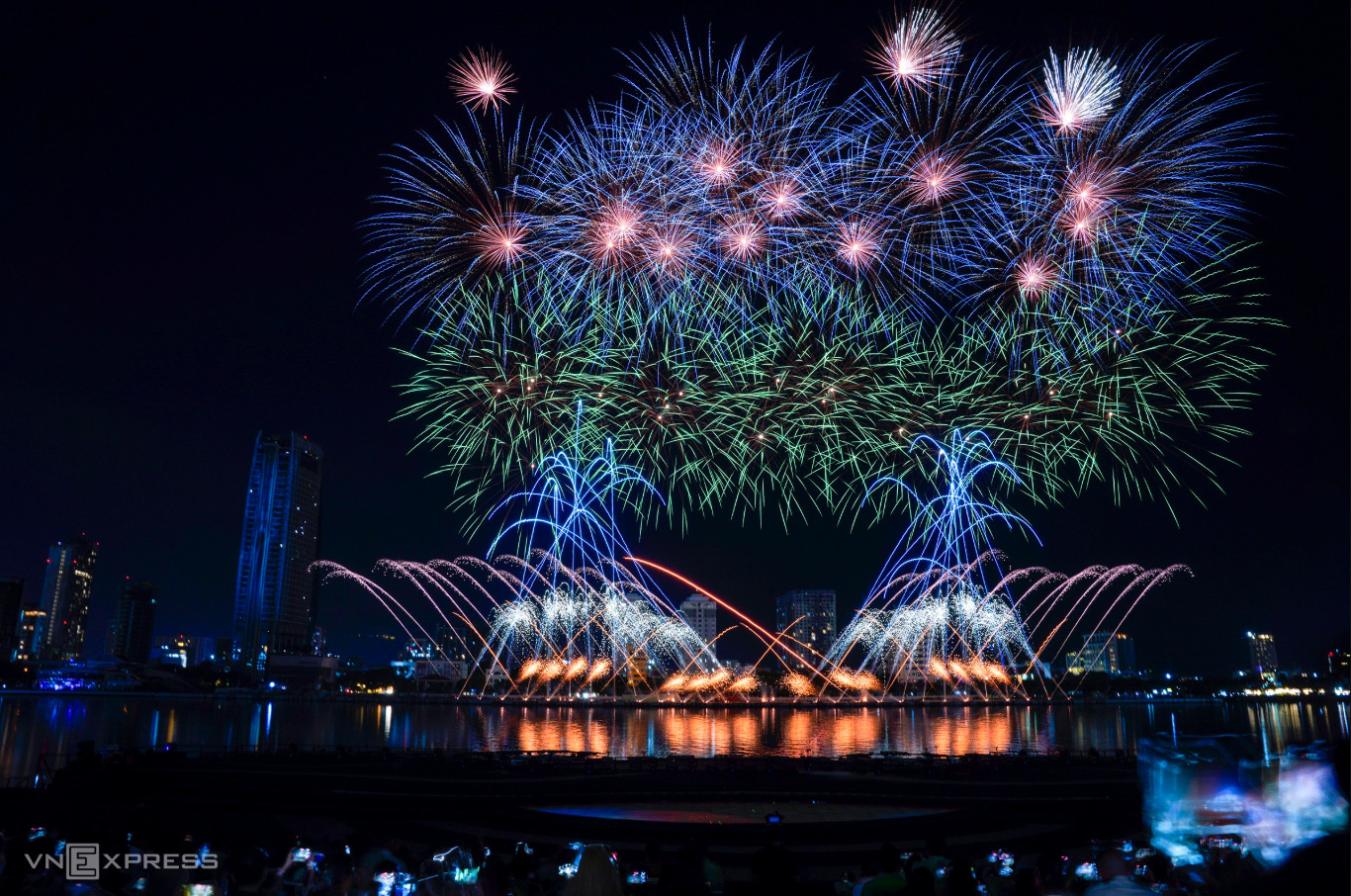 Trong phần mở đầu, từ góc quan sát của ban giám khảo, các loạt pháo được bắn lên theo nhịp độ chậm rãi, chắc chắn, thể hiện phong cách điềm tĩnh, kỷ luật - đặc trưng của lực lượng quân đội.