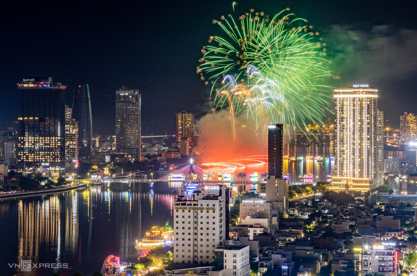 Pháo hoa của đội Z121 Việt Nam trong đêm 12/7, nhìn từ tòa nhà cao tầng hướng cầu Rồng về bãi bắn trên đường Bạch Đằng.