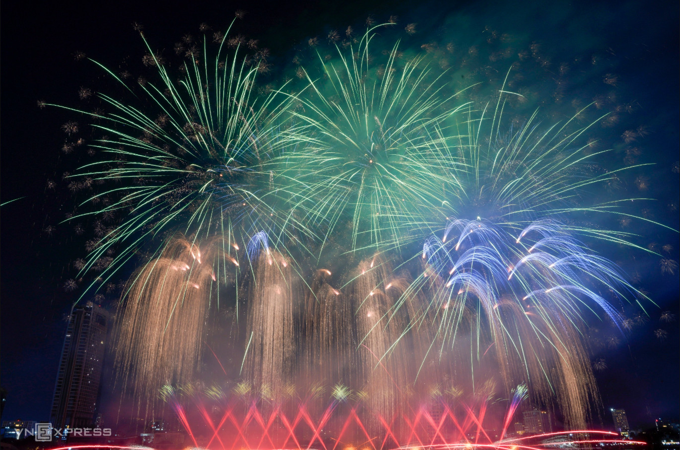 Z121 muốn gửi gắm đến khán giả một bản tuyên ngôn bằng ánh sáng về giá trị mà Việt Nam luôn kiên định theo đuổi: hòa bình và ổn định - nền tảng bền vững trong một thế giới đang không ngừng biến động. 