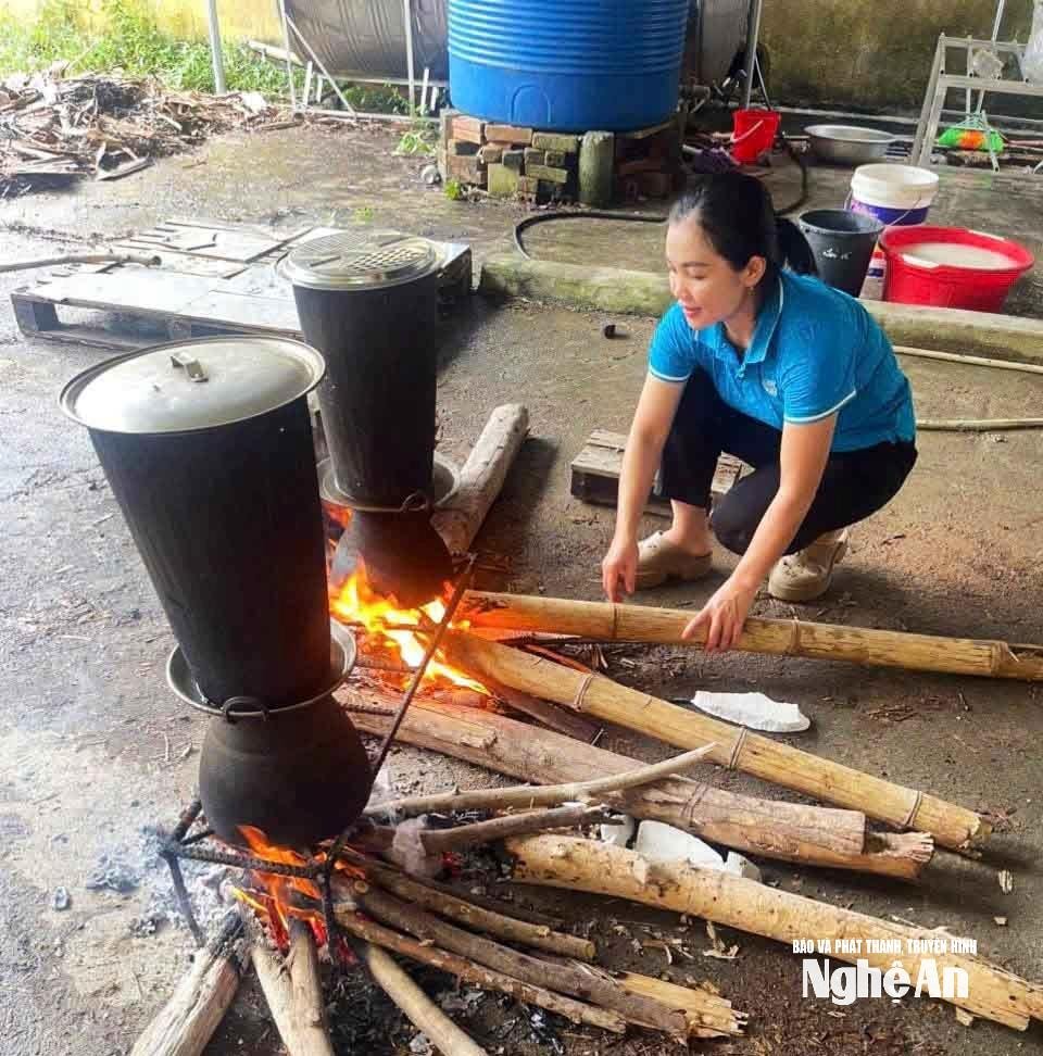 Hội Liên hiệp Phụ nữ xã Yên Na (địa bàn huyện Tương Dương cũ) tổ chức nấu ăn cho người dân về trú tại điểm Trường Tiểu học xã Yên Na. Ảnh: Quang Huy