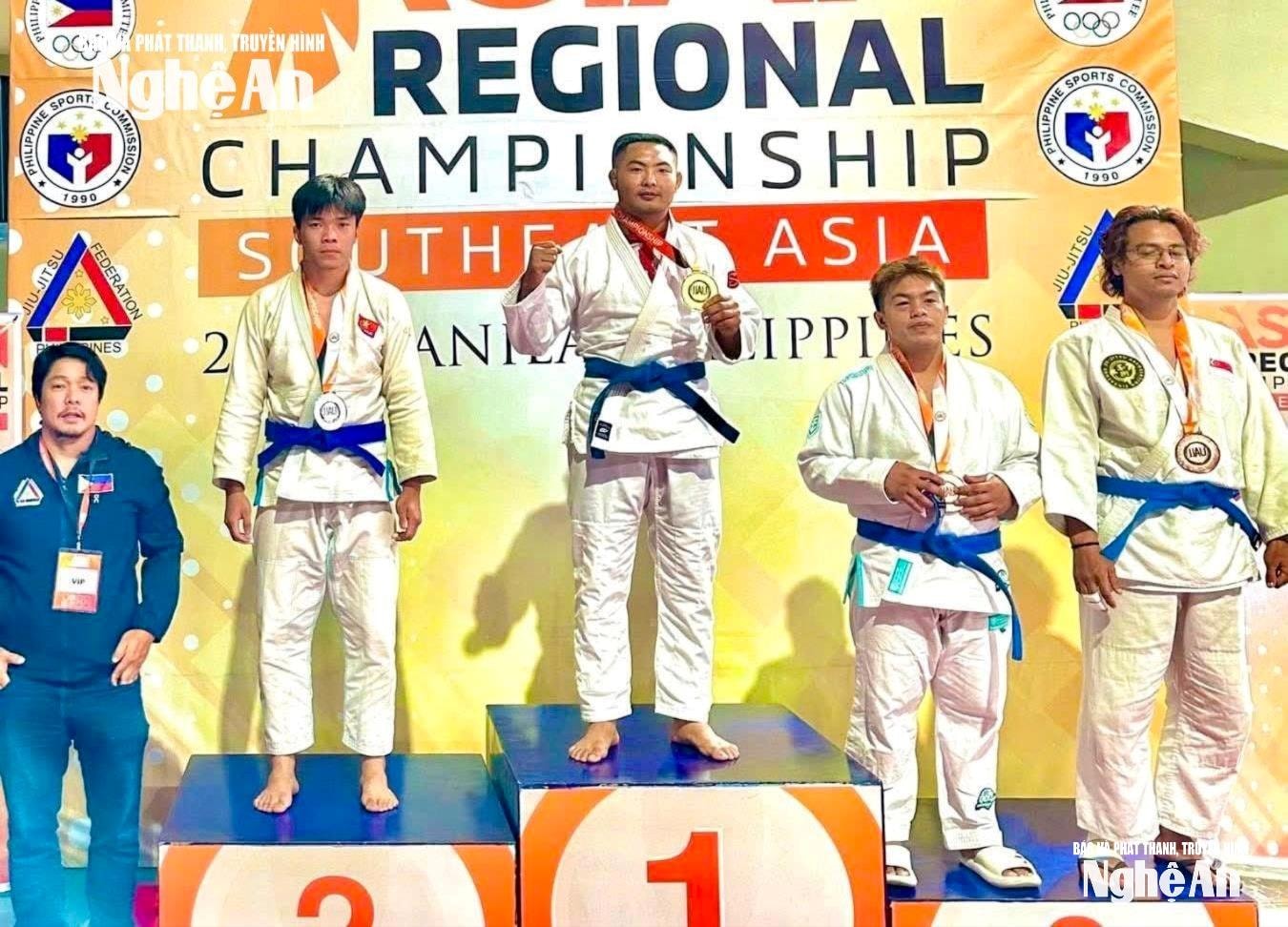 Võ sĩ Nguyễn Tất Lộc (giữa) giành Huy chương Vàng nội dung Fighting tại Giải vô địch Jujitsu Đông Nam Á 2025. Ảnh: NVCC