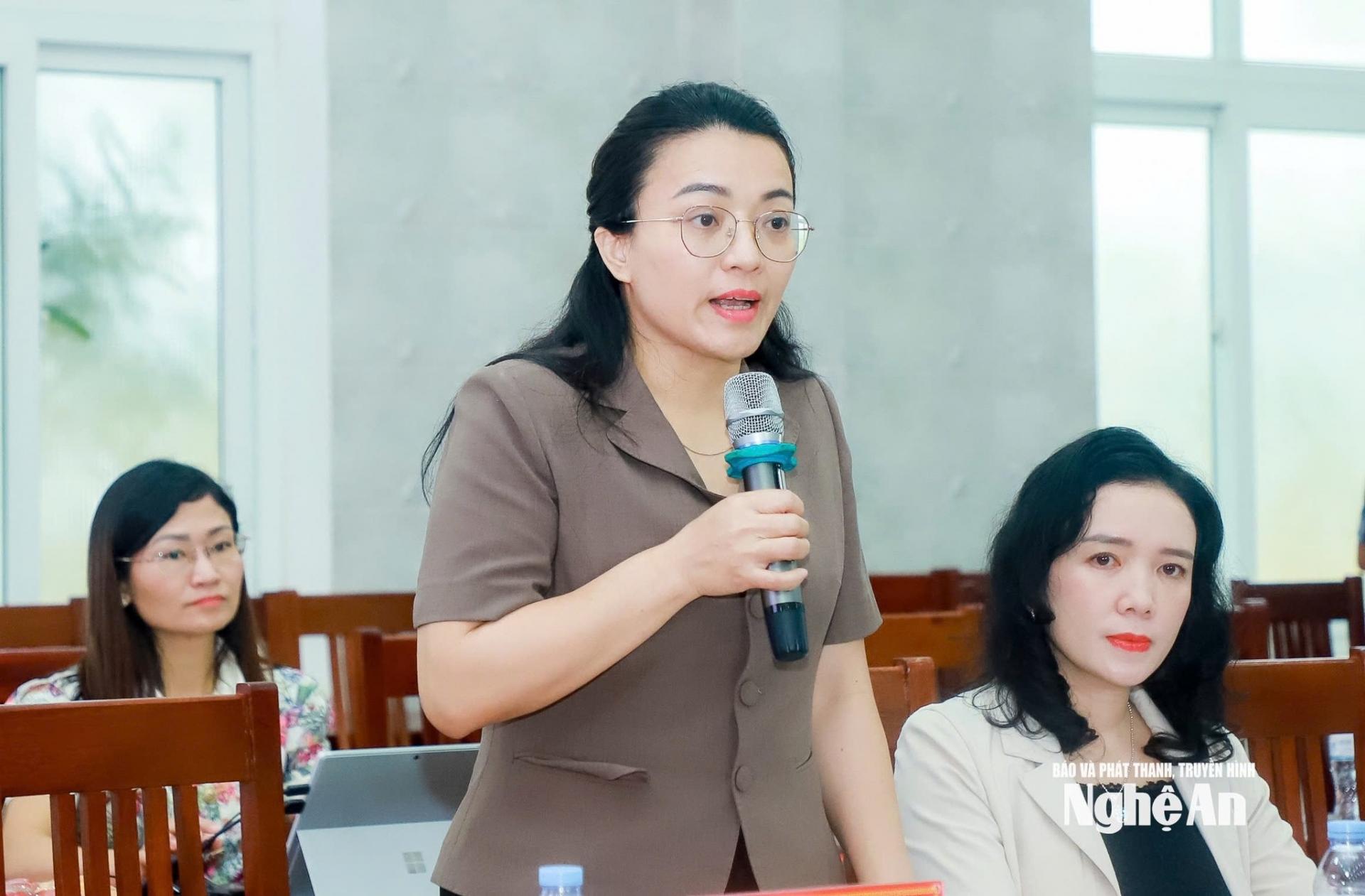 Đồng chí Hoàng Thị Thu Trang - Ủy viên Ban Chấp hành Đảng bộ tỉnh, Giám đốc Sở Tư pháp phát biểu tại cuộc làm việc. Ảnh: Thành Duy