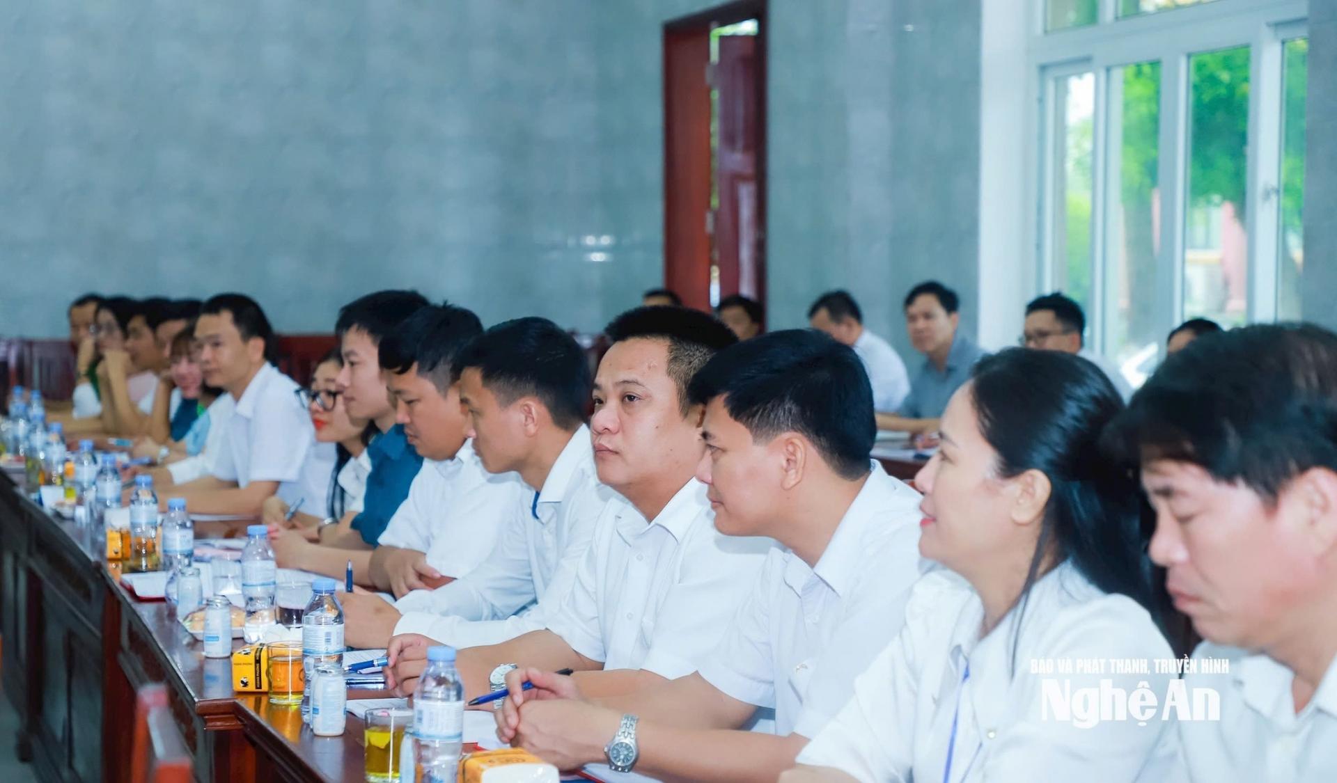 Lãnh đạo các xã tại cuộc làm việc. Ảnh: Thành Duy