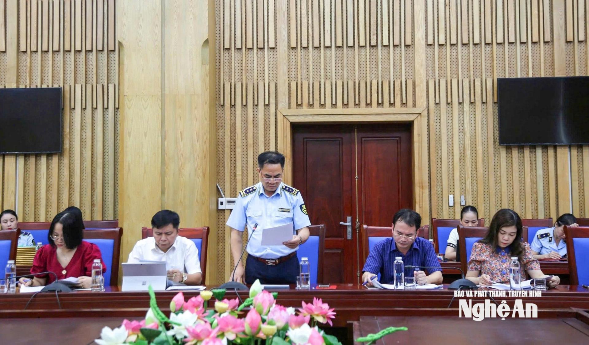 Đồng chí Nguyễn Văn Hường - Chi cục trưởng Chi cục QLTT báo cáo công tác chống buôn lậu, gian lận thương mại, hàng giả 6 tháng đầu năm 2025. Ảnh: T.H