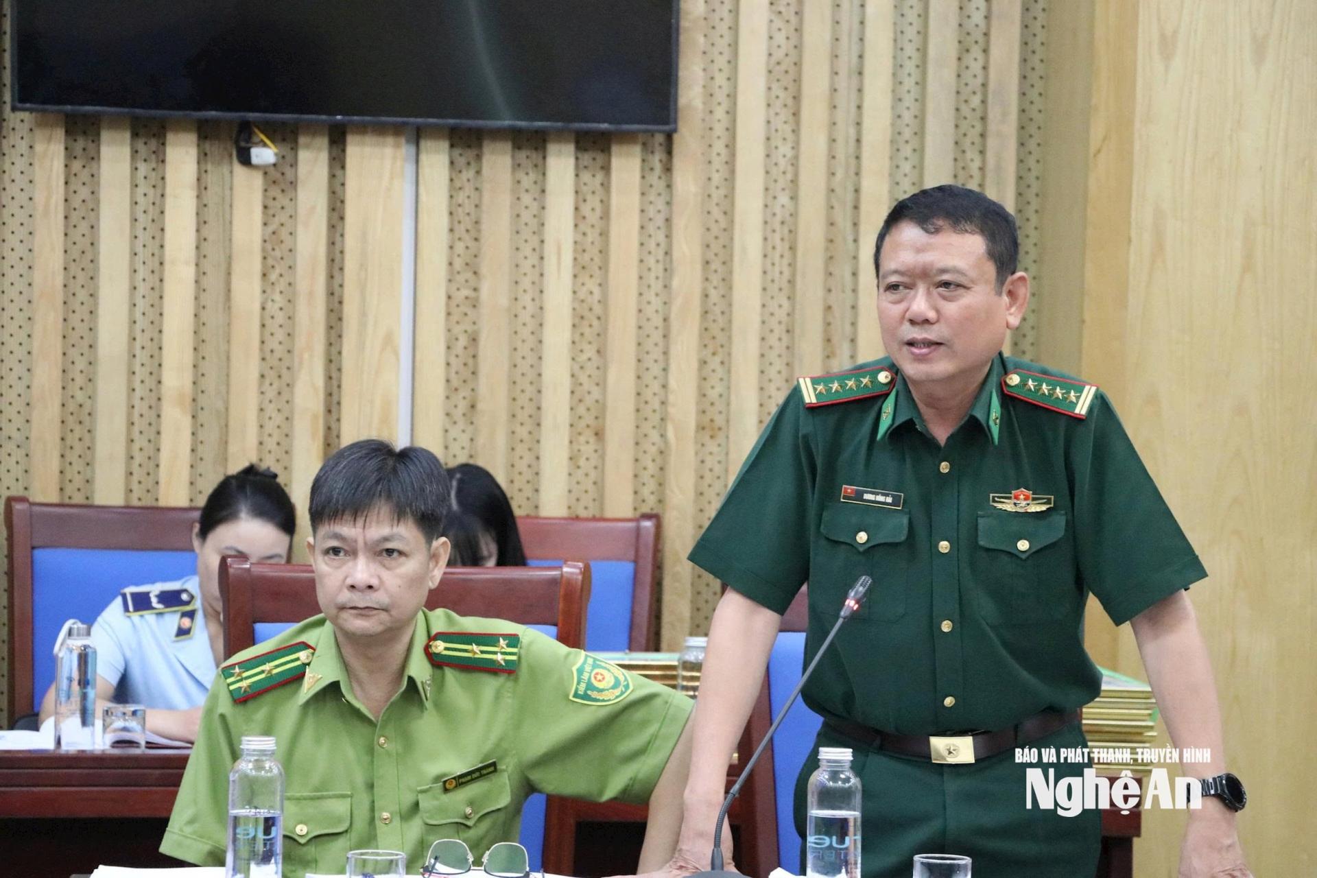 Đại tá Dương Hồng Hải - Phó ban Chỉ huy biên phòng, Bộ chỉ huy Quân sự tỉnh phát biểu về sự vào cuộc của lực lượng biên phòng trong phòng, chống buôn lậu, gian lận thương mại tại hội nghị. Ảnh: T.H