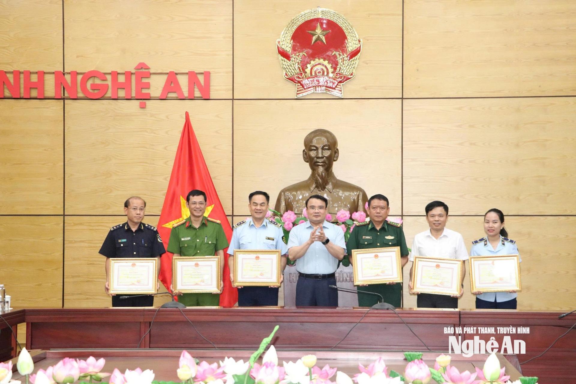 Đồng chí Phùng Thành Vinh trao Bằng khen của Ban chỉ đạo 389 Quốc gia cho các tập thể, cá nhân đã có thành tích xuất sắc trong công tác chống buôn lậu, gian lận thương mại và hàng giả năm 2024. Ảnh: T.H