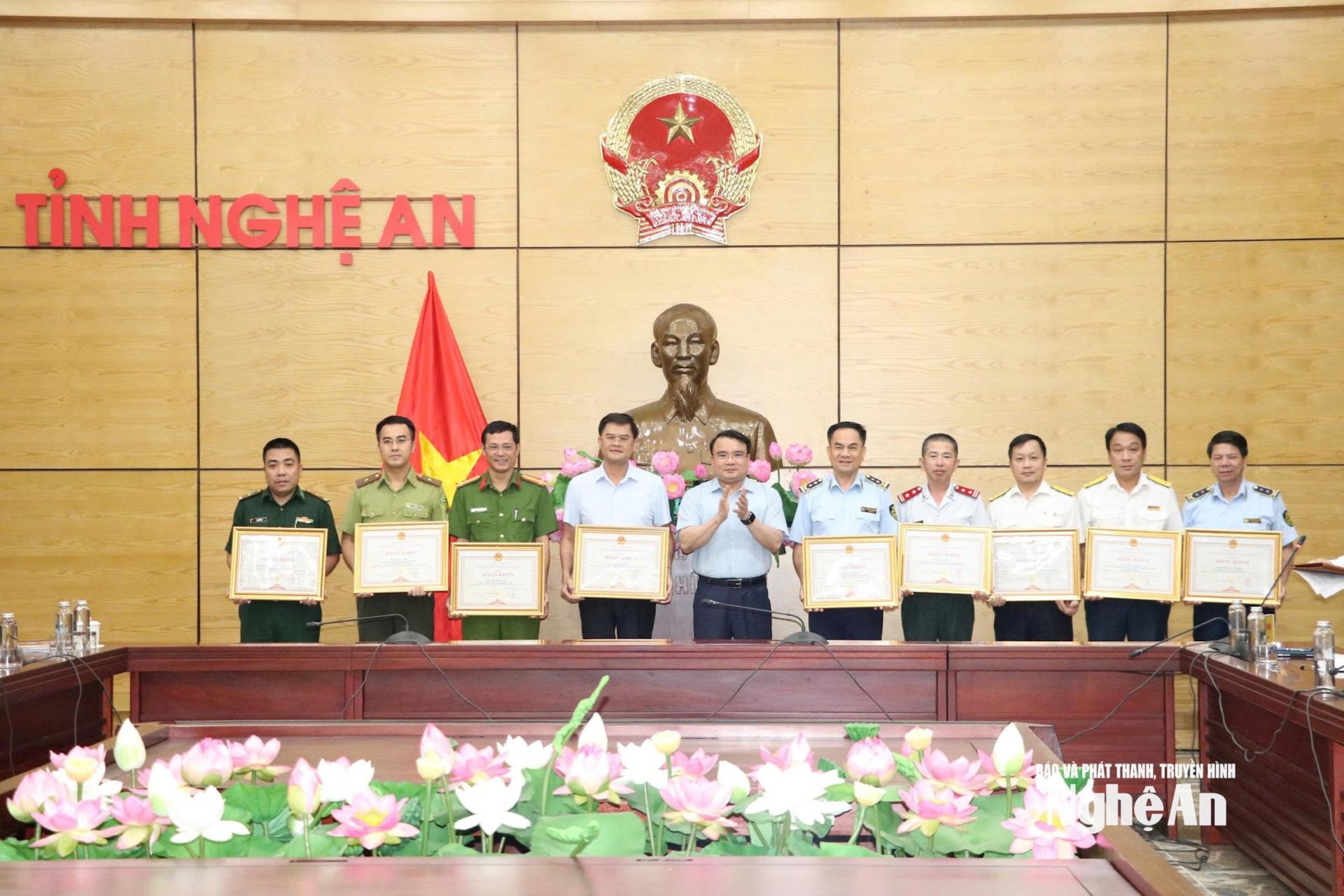 Các tập thể, cá nhân được UBND tỉnh tặng Bằng khen. Ảnh: T.H