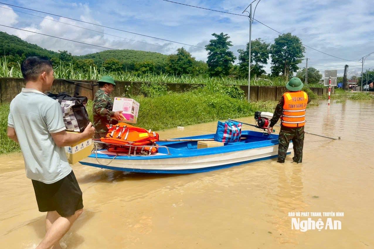 Lực lượng vũ trang huy động xuồng máy hỗ trợ người dân qua lại các điểm ngập lụt. Ảnh: HC