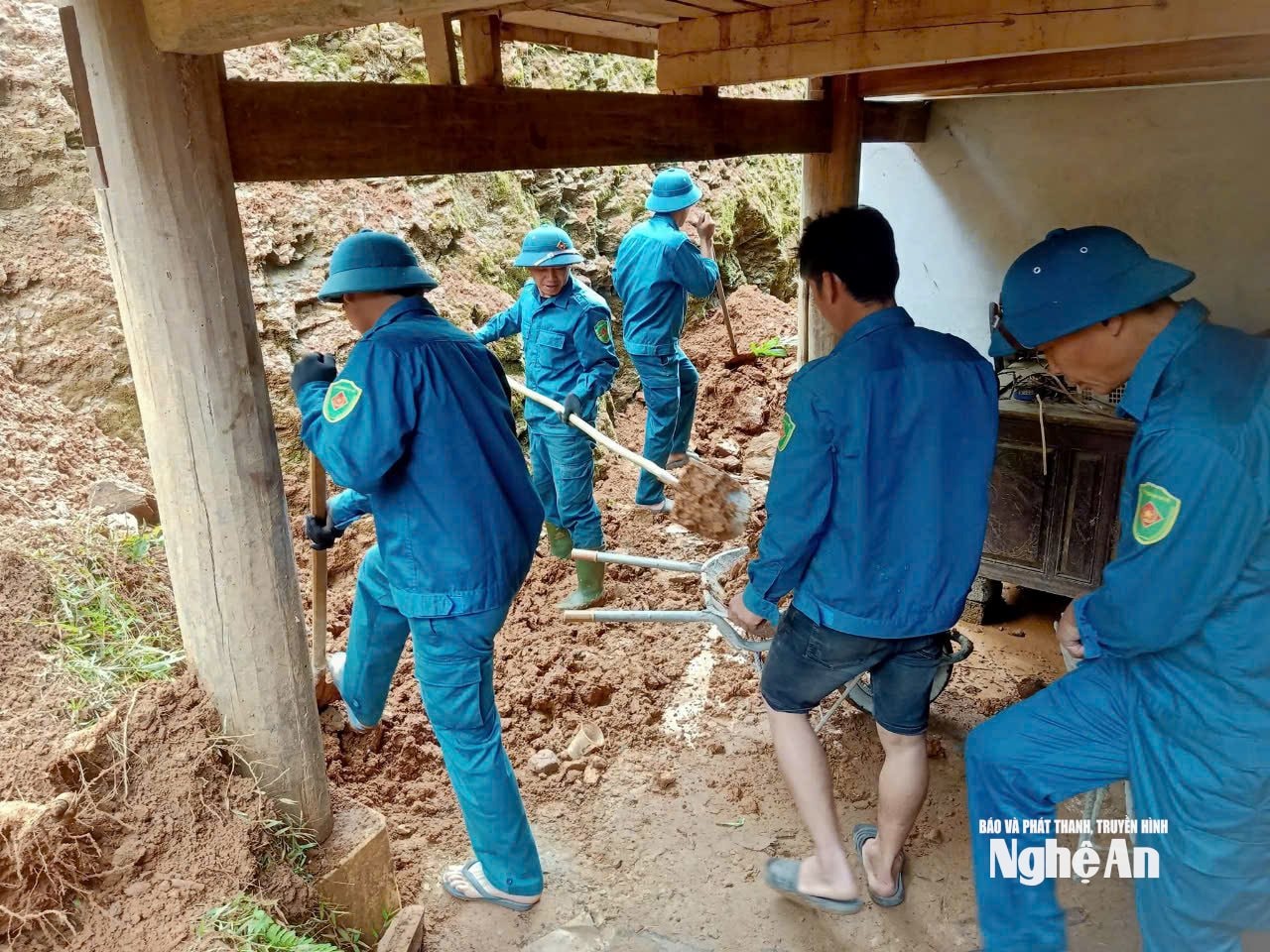 Lực lượng dân quân xã Thông Thụ giúp nhân dân khắc phục sạt lở ta luy. Ảnh: HC