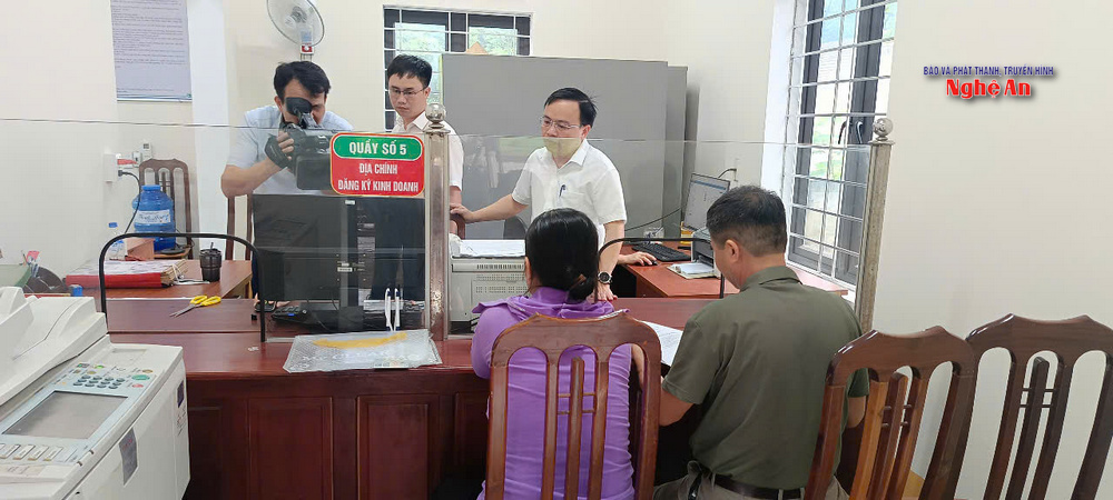 Bà Phạm Thị Minh, xóm Tân Mùng, cũng hài lòng Tôi đến đổi sổ đỏ sang tên cho chồng,