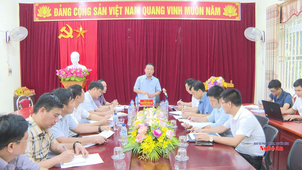 Phó Chủ tịch UBND tỉnh Nguyễn Văn Đệ làm việc với các địa phương và đơn vị thi công.