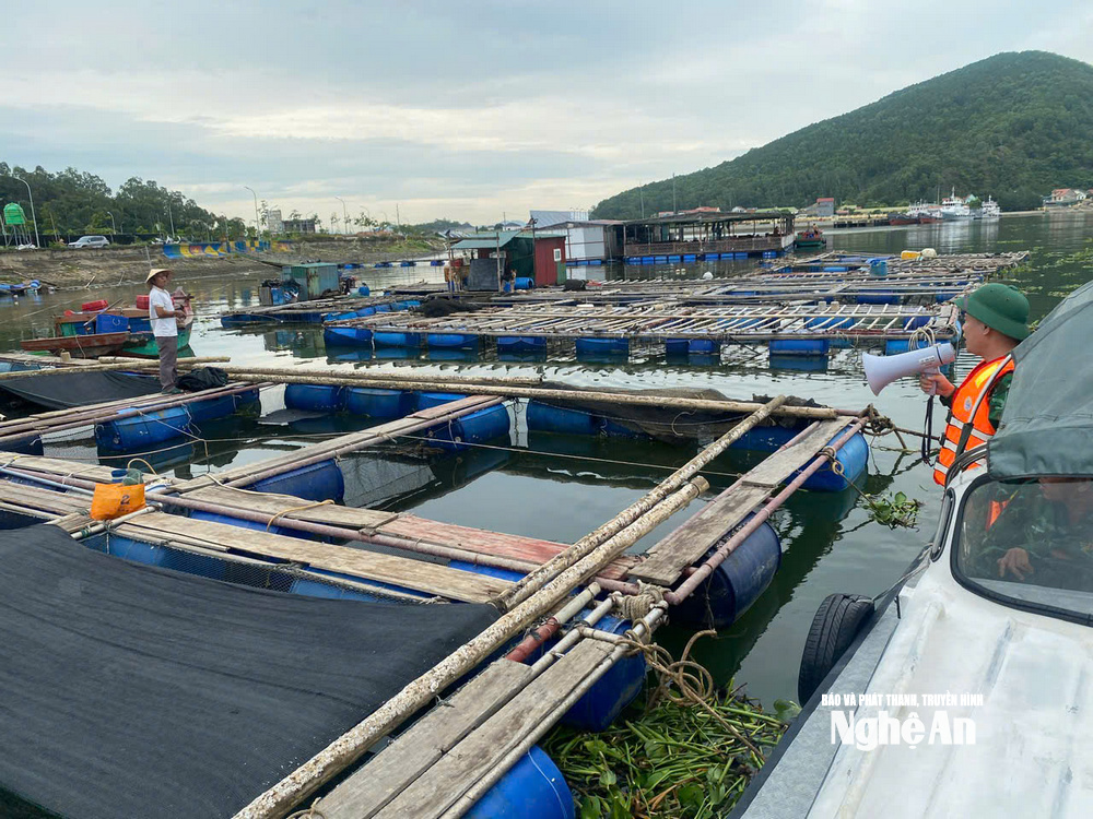 Đồn Biên phòng cửa khẩu cảng Cửa Lò - Bến Thuỷ hướng dẫn các hộ dân di chuyển, sắp xếp phương tiện, lồng bè nuôi trồng thủy sản đến vị trí an toàn.