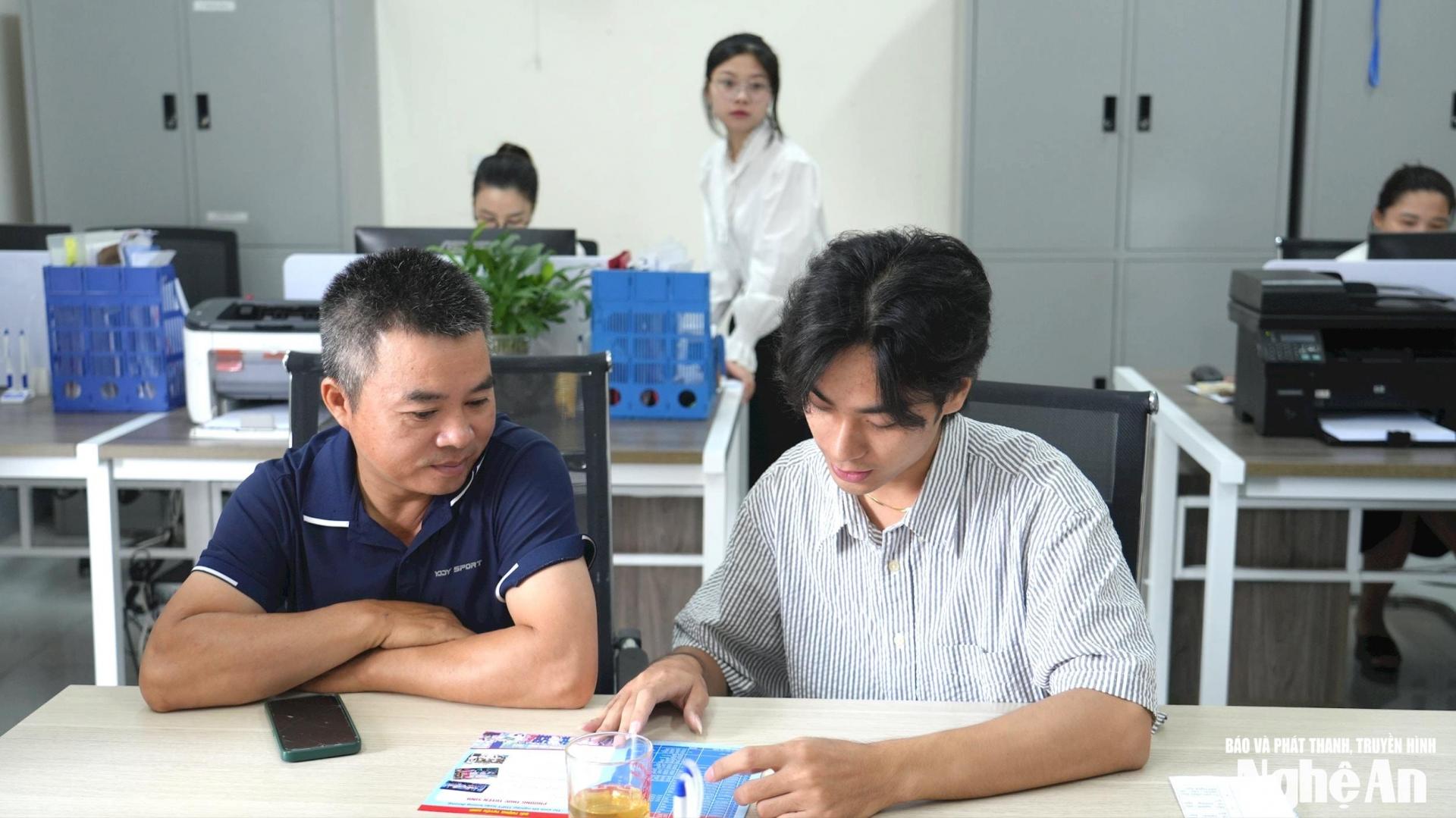 Học sinh đăng ký xét tuyển vào Trường Đại học Nghệ An. Ảnh: Mỹ Hà