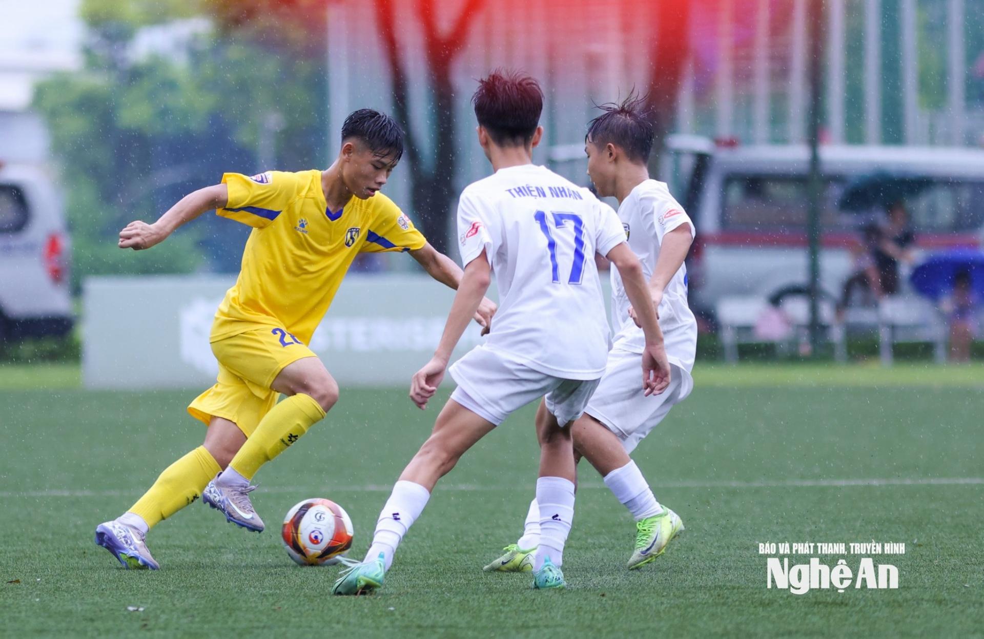 U15 Sông Lam Nghệ An giành quyền kiểm soát bóng vượt trội so với đối thủ. Ảnh: Đức Anh
