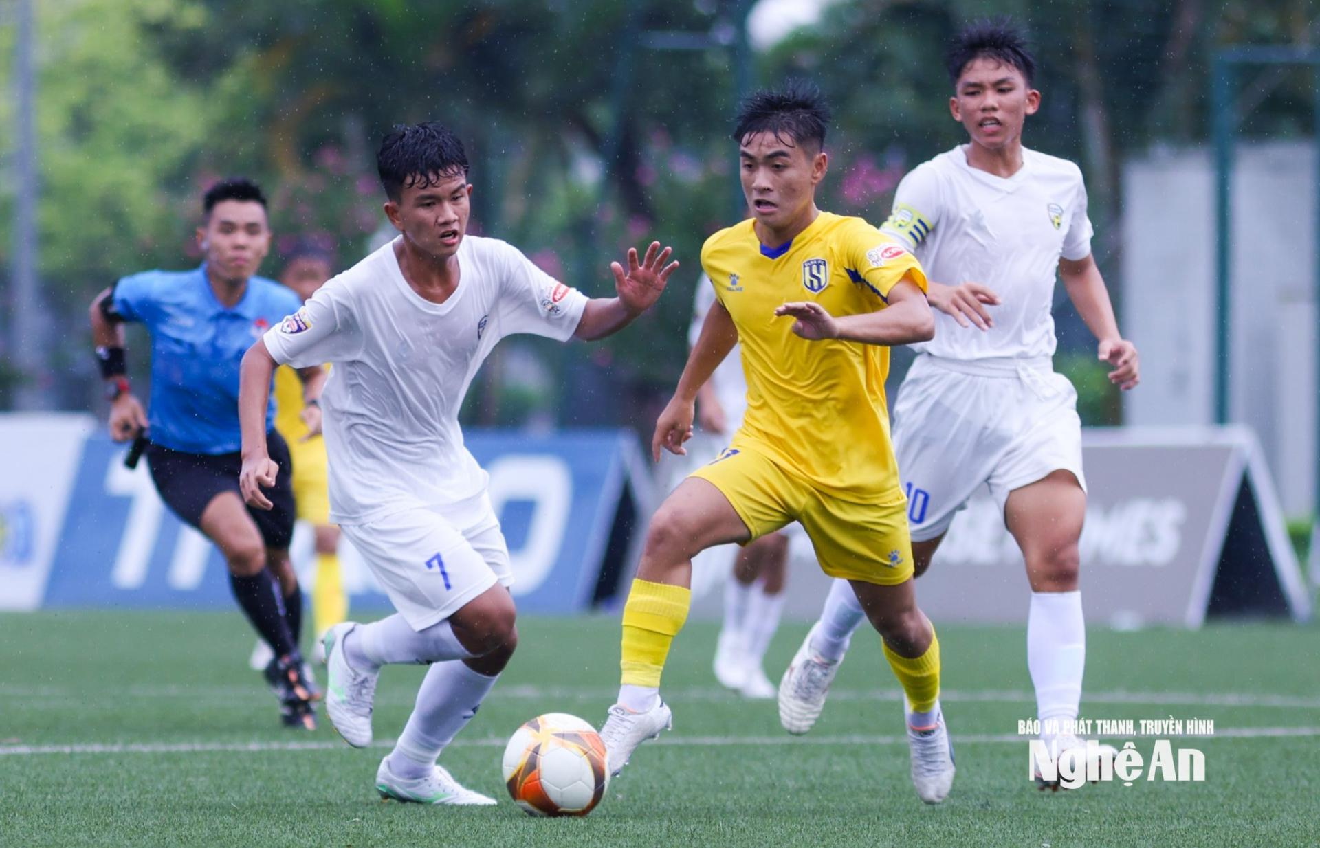 U15 SLNA thiết lập thế trận áp đảo trước U15 An Giang. Ảnh: Đức Anh
