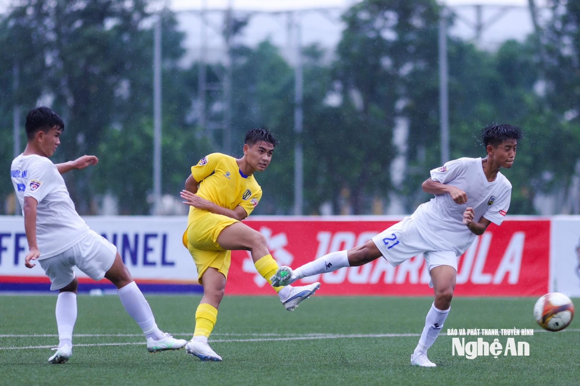 Đức Uy lập Hatrick giúp Sông Lam Nghệ An giành chiến thắng đậm 5-0. Ảnh: Đức Anh