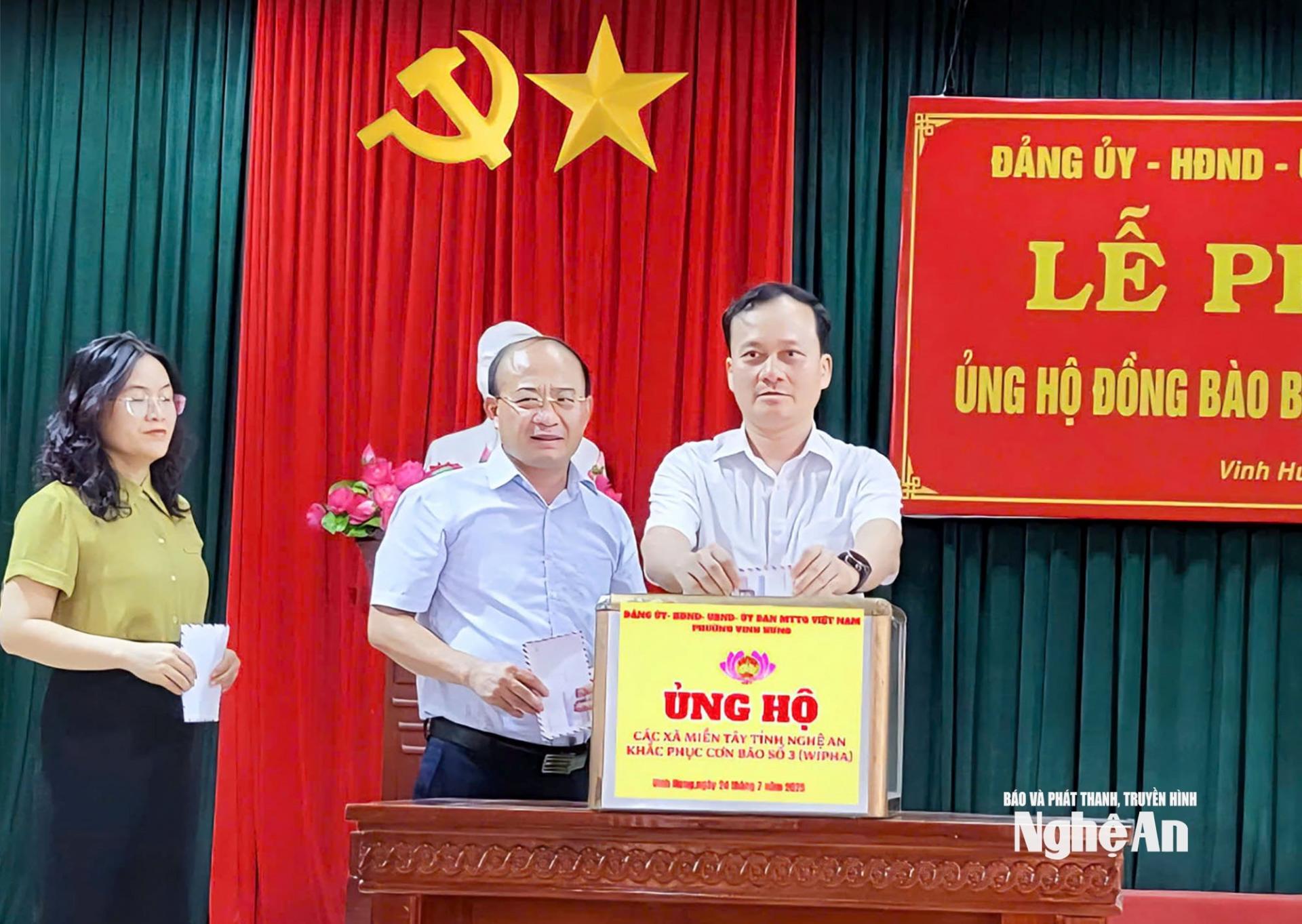 Cán bộ phường Vinh Hưng phát động ủng hộ đồng bào các xã miền Tây Nghệ An khắc phục hậu quả bão lũ. Ảnh: CSCC