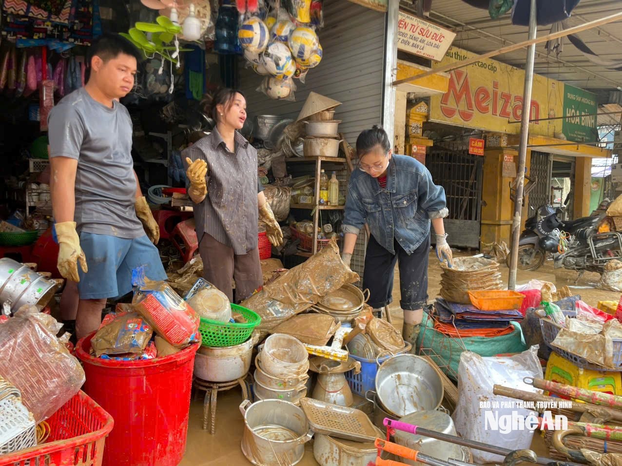 Người dân xã Tương Dương khắc phục hậu quả mưa lũ. Ảnh: Đình Tuân