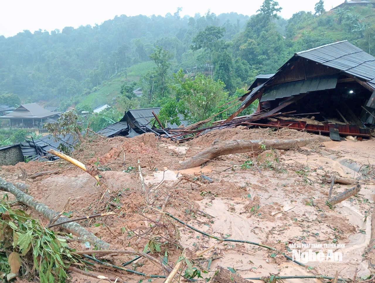 Mưa lũ sạt lở đất gây thiệt hại về tài sản, nhà cửa của người dân xã Tri Lễ. Ảnh: Bá Chài