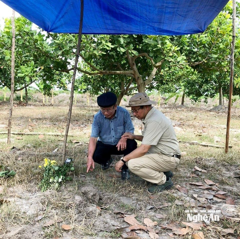 Cựu chiến binh Lê Mạnh Hải (phải) xác định phần mộ của liệt sĩ Trần Thanh Hải. Ảnh: NVCC