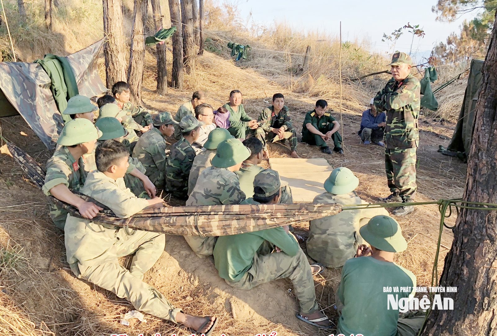 Cựu chiến binh thuộc Ban Liên lạc Sư đoàn 320 tại Nghệ An – Hà Tĩnh tham gia thi công Nhà bia điểm cao 1049 thuộc tỉnh Quảng Ngãi (cũ). Ảnh: NVCC