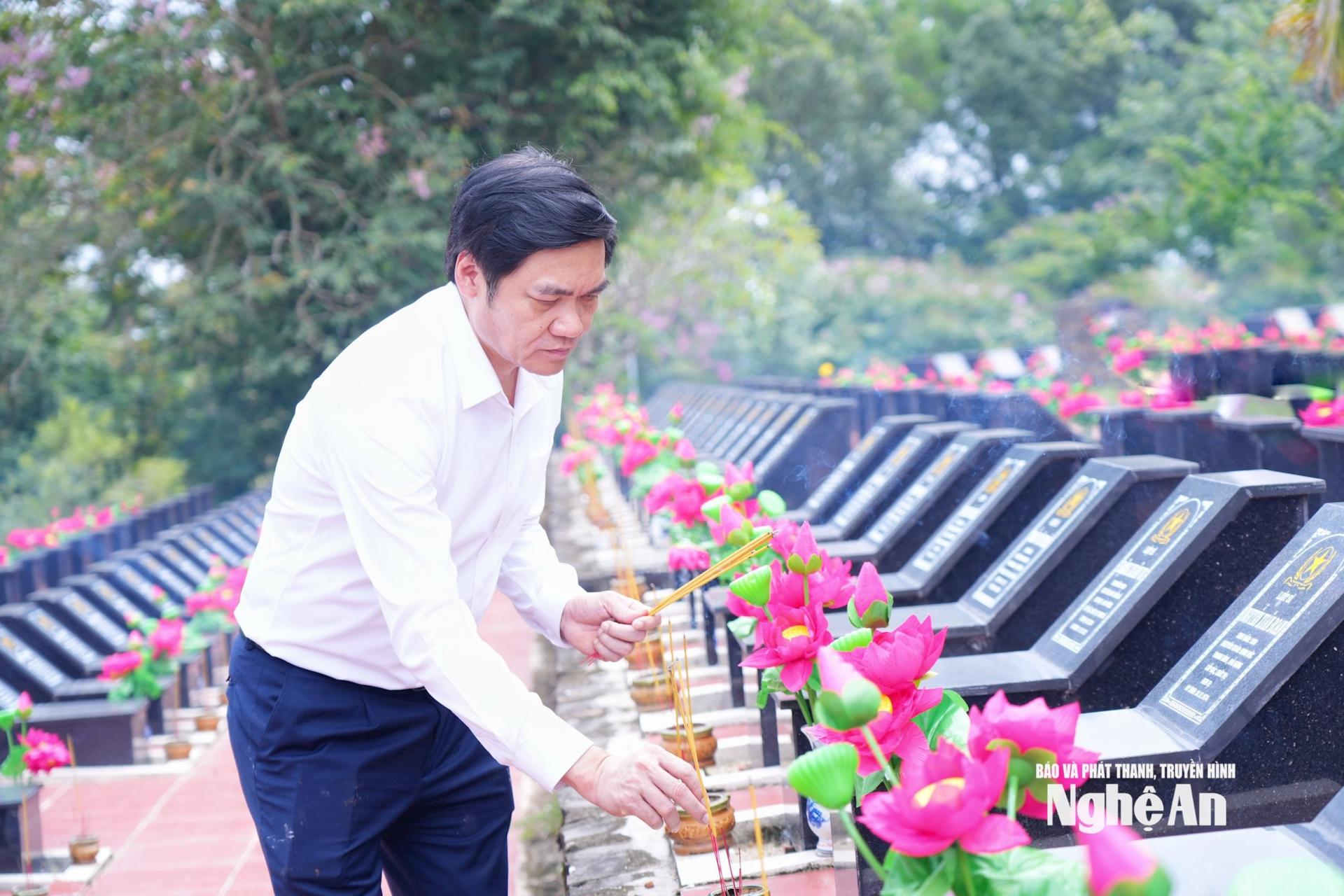 Phó Bí thư Thường trực Tỉnh ủy, Chủ tịch HĐND tỉnh dâng hương tri ân Anh hùng liệt sĩ tại Nghĩa trang liệt sĩ Bình Phước. Ảnh: Thành Cường