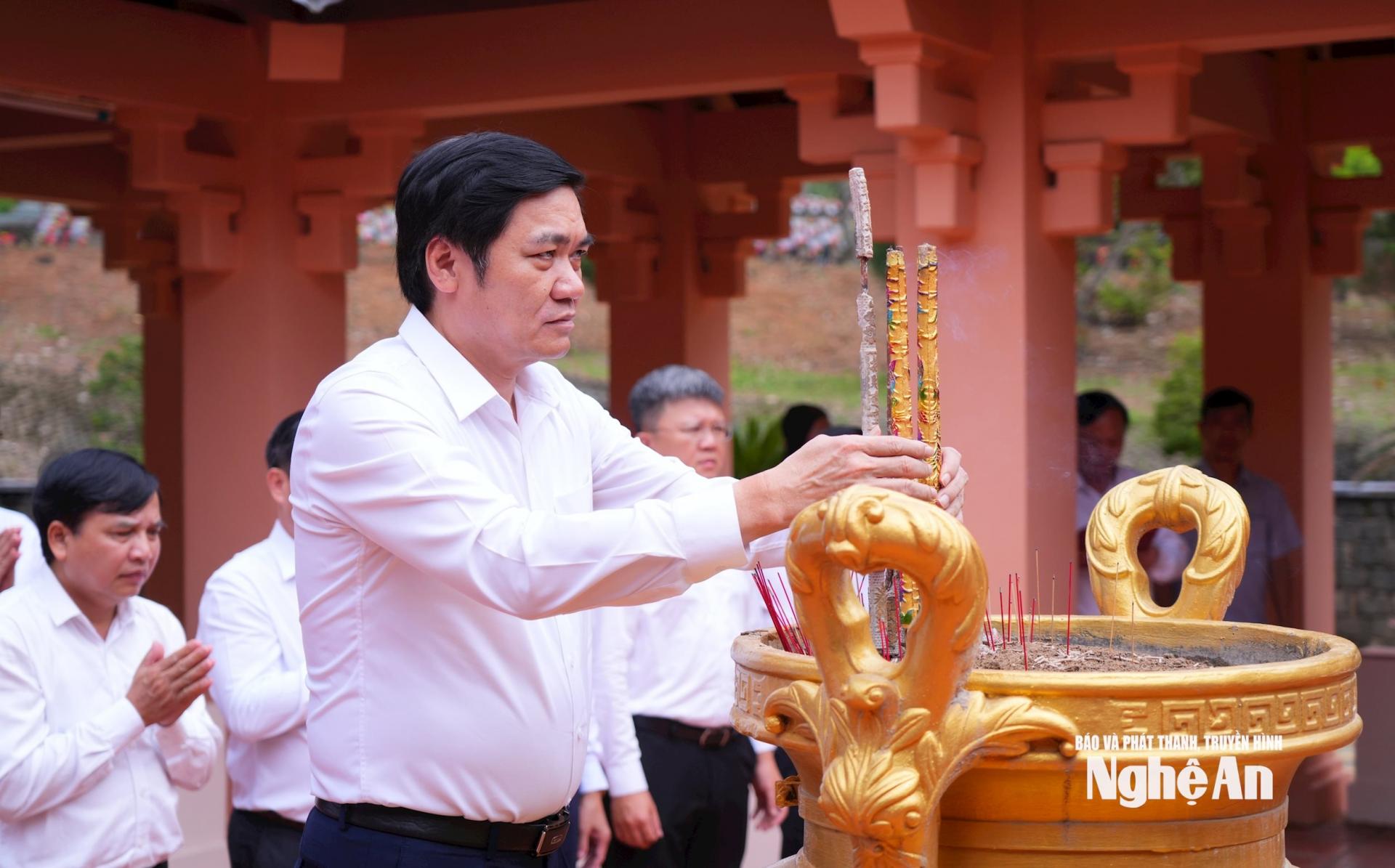 Đồng chí Hoàng Nghĩa Hiếu - Phó Bí thư Thường trực Tỉnh ủy, Chủ tịch HĐND tỉnh dâng hương tưởng niệm Chủ tịch Hồ Chí Minh. Ảnh: Thành Cường