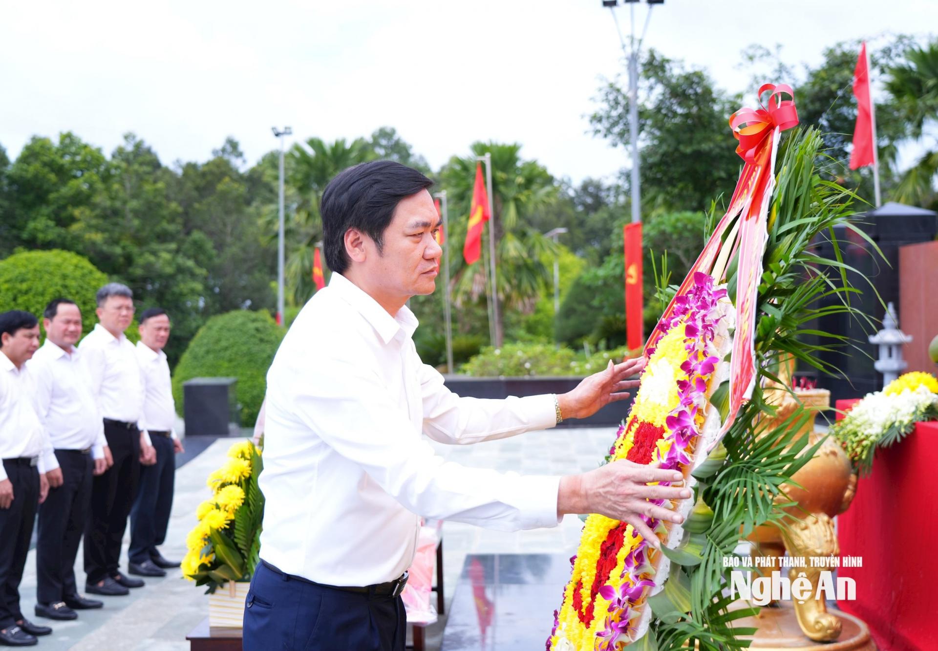 Phó Bí thư Thường trực Tỉnh ủy dâng hoa tri ân Anh hùng liệt sĩ tại tượng đài Nghĩa trang liệt sĩ Bình Phước. Ảnh: Thành Cường
