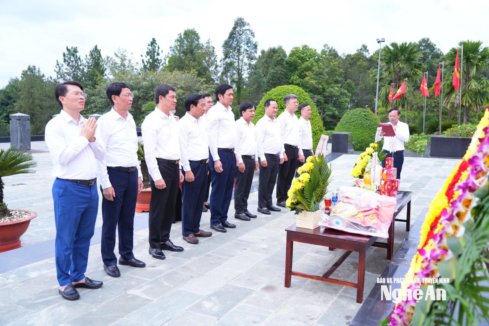 Đoàn công tác tỉnh Nghệ An dâng hoa, dâng hương tại tượng đài Nghĩa trang liệt sĩ Bình Phước. Ảnh: Thành Cường