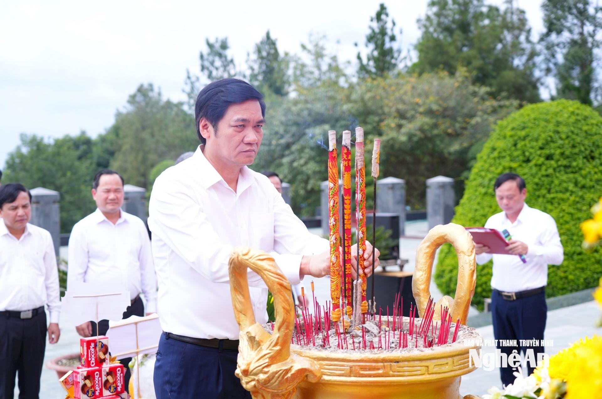 Phó Bí thư Thường trực Tỉnh ủy Hoàng Nghĩa Hiếu dâng hương tri ân Anh hùng liệt sĩ tại tượng đài Nghĩa trang liệt sĩ Bình Phước. Ảnh: Thành Cường