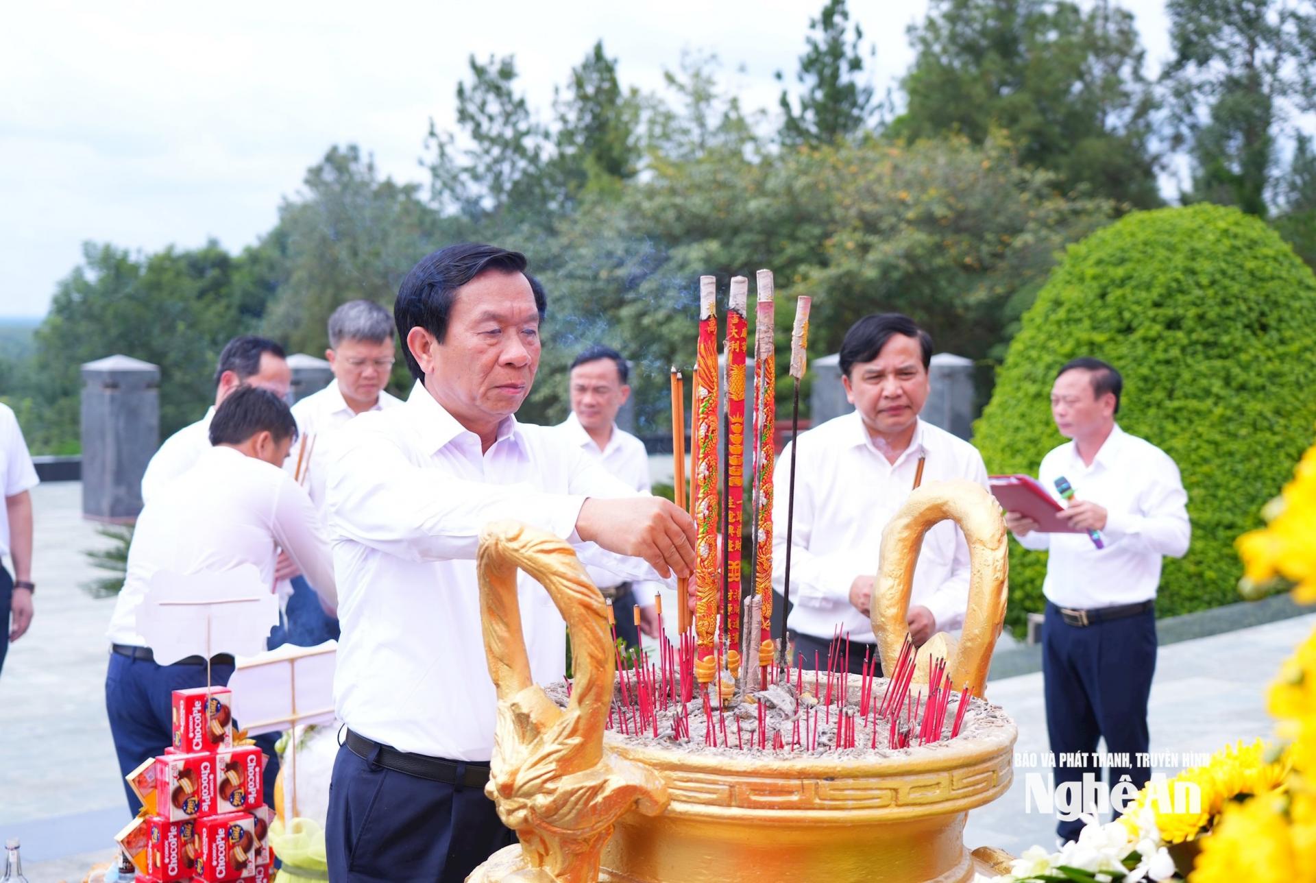 Trưởng Ban Tổ chức Tỉnh ủy Lê Đức Cường dâng hương tri ân Anh hùng liệt sĩ tại tượng đài Nghĩa trang liệt sĩ Bình Phước. Ảnh: Thành Cường