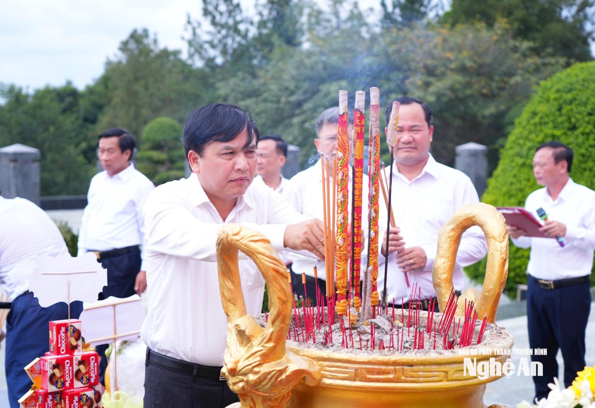 Phó Chủ tịch HĐND tỉnh Nguyễn Như Khôi dâng hương tri ân Anh hùng liệt sĩ tại tượng đài Nghĩa trang liệt sĩ Bình Phước. Ảnh: Thành Cường