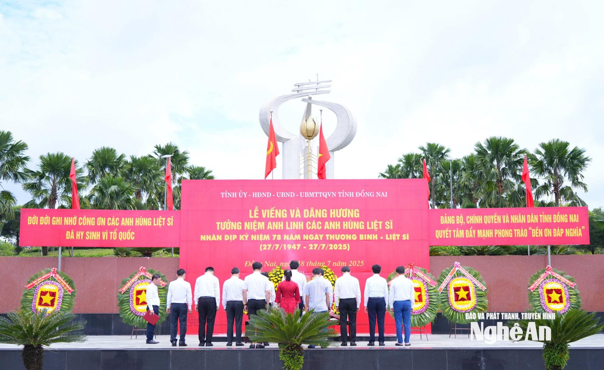 Đoàn đại biểu tưởng niệm các Anh hùng liệt sĩ. Ảnh: Thành Cường