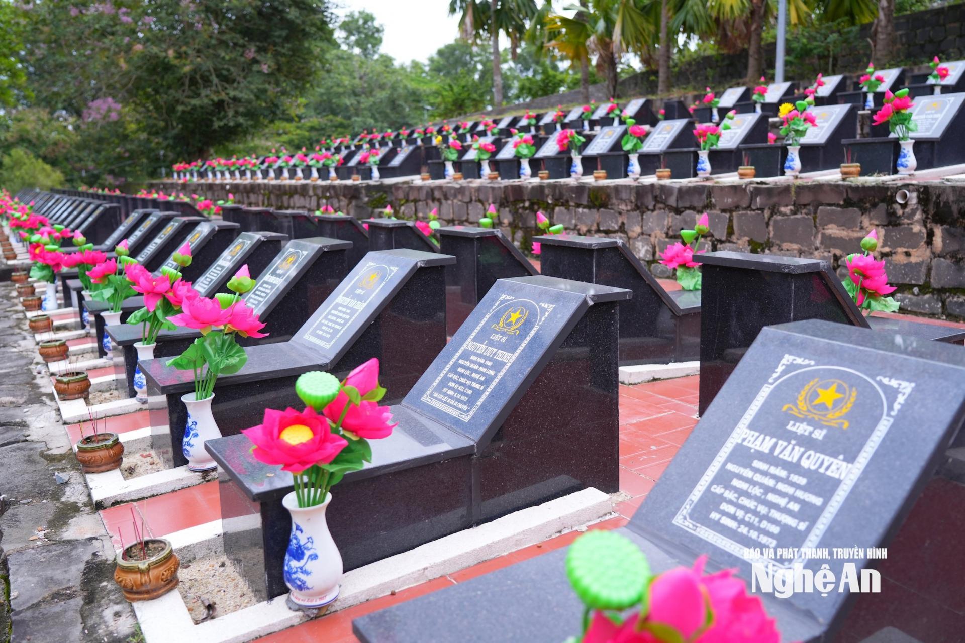 Các liệt sĩ quê Nghệ An đang yên nghỉ tại Nghĩa trang liệt sĩ Bình Phước. Ảnh: Thành Cường