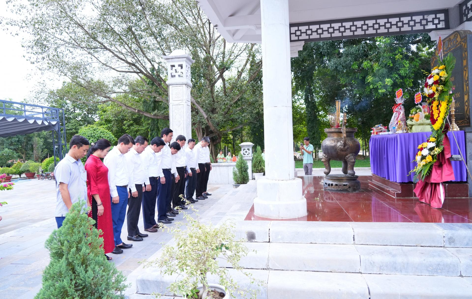Đoàn công tác tỉnh Nghệ An tưởng nhớ các Anh hùng, liệt sĩ. Ảnh: Thành Cường