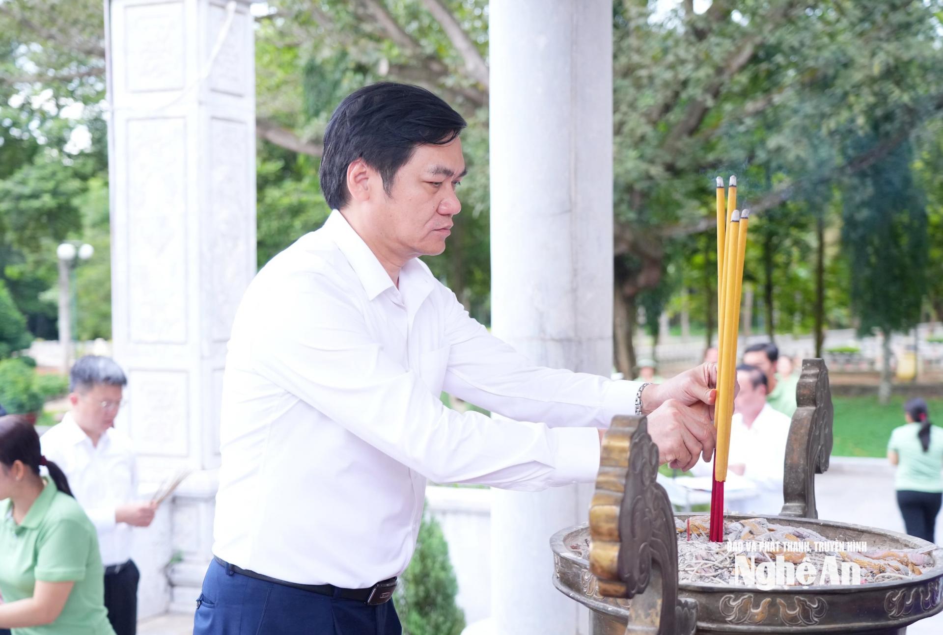 Phó Bí thư Thường trực Tỉnh ủy, Chủ tịch HĐND tỉnh dâng hương tưởng niệm Anh hùng, liệt sĩ. Ảnh: Thành Cường