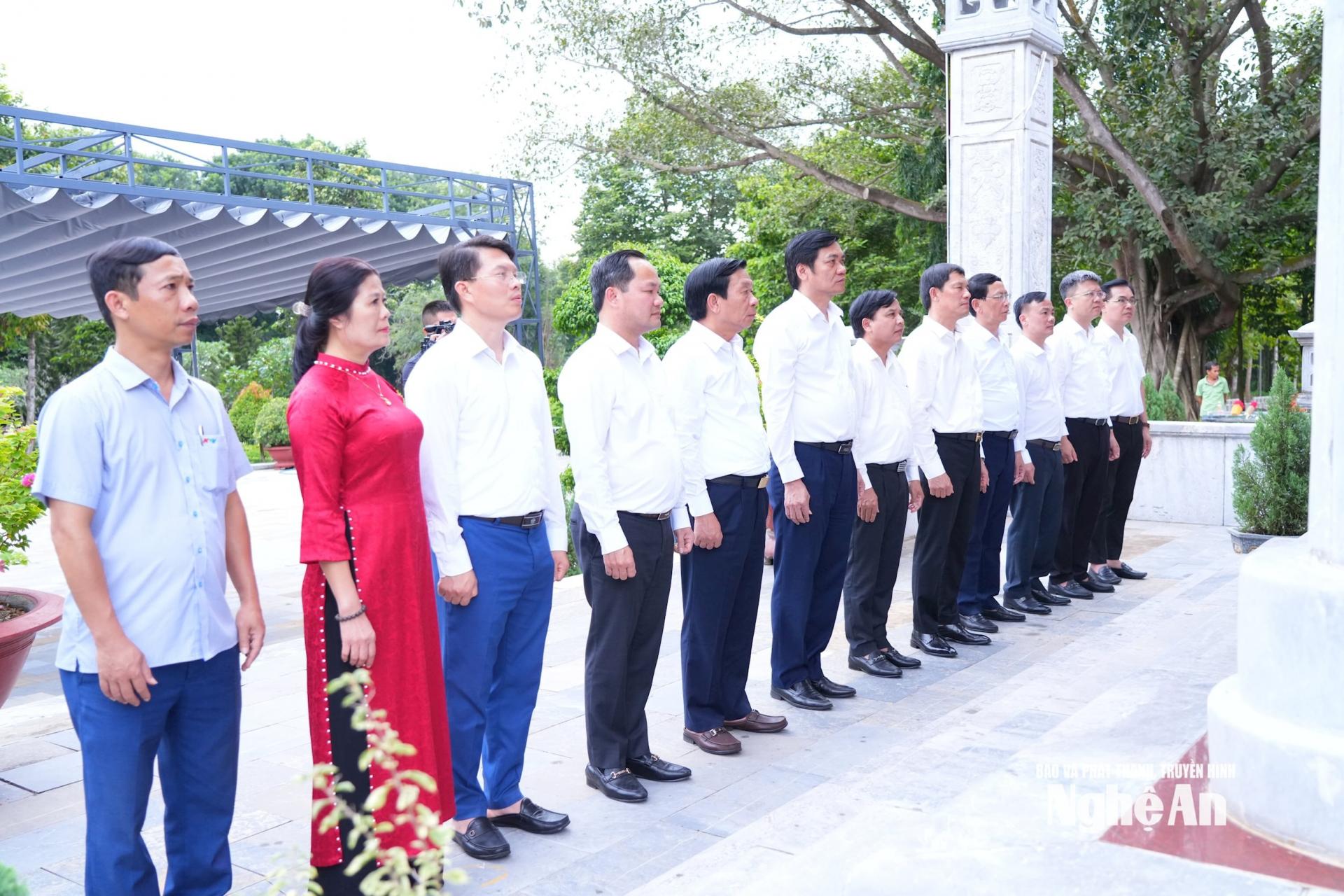 Đoàn công tác tỉnh Nghệ An tổ chức lễ tưởng niệm tại Nghĩa trang liệt sĩ Tân Biên. Ảnh: Thành Cường