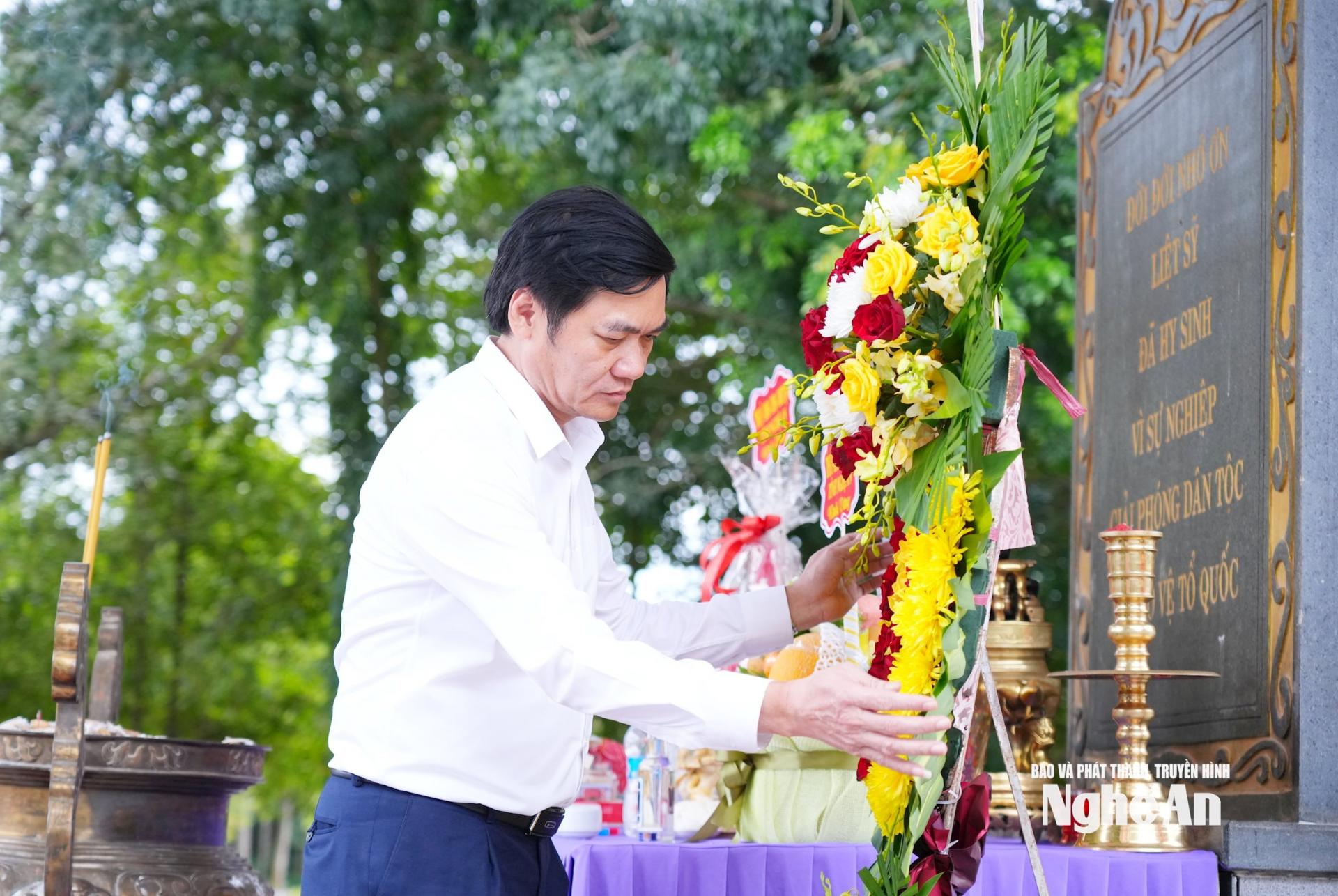 Đồng chí Hoàng Nghĩa Hiếu - Phó Bí thư Thường trực Tỉnh ủy dâng hoa tưởng niệm Anh hùng, liệt sĩ tại Nghĩa trang liệt sĩ Tân Biên. Ảnh: Thành Cường