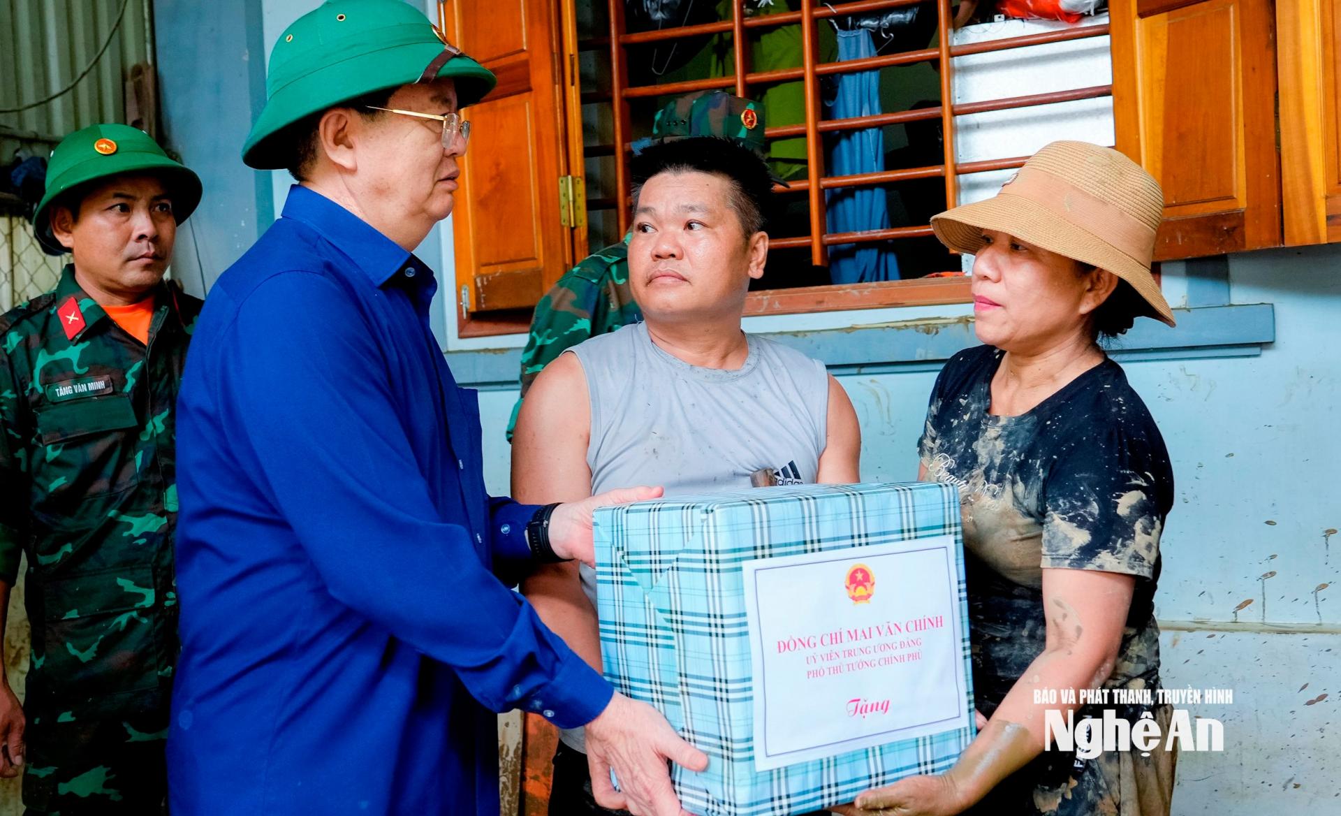 Phó Thủ tướng Chính phủ Mai Văn Chính đã đến thăm hỏi, động viên, tặng quà chia sẻ những gia đình có nhà bị ngập sâu tại thôn Tân Liên, xã Con Cuông. Ảnh: Phạm Bằng