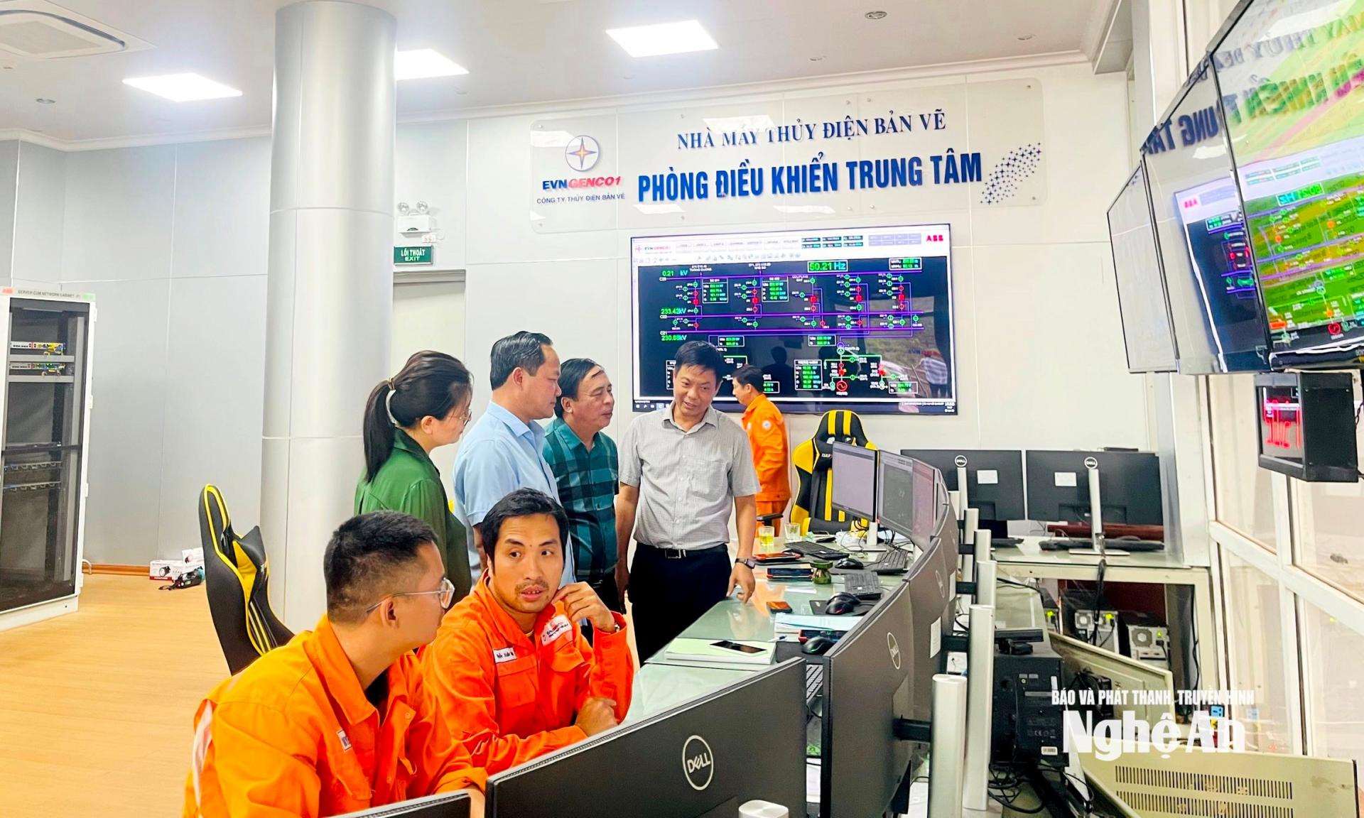 Lãnh đạo Sở Nông nghiệp và Môi trường, Sở Công thương theo dõi vận hành thủy điện Bản Vẽ. Ảnh: Quang An